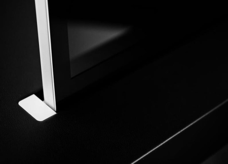 Вручную наклоняемый 17,3" широкоформатный монитор в корпусе из алюминия с анодированной отделкой. Экран защищен антибликовым стеклом с элегантной черной окантовкой. DVI-I и DVI-D HDCP