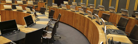 Вручную наклоняемый 17,3" широкоформатный монитор в корпусе из алюминия с анодированной отделкой. Экран защищен антибликовым стеклом с элегантной черной окантовкой. DVI-I и DVI-D HDCP