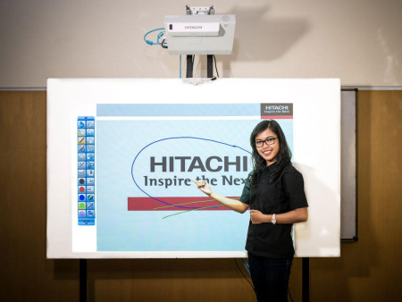 Трехчиповый интерактивный 3LCD-проектор 3300 лм, WXGA 1280 x 800, 16:10, одна лампа, 10000:1, сверхкороткофокусный объектив. HDMI x 2, RCA jack (L/R) x 1, USB. Вес 4.5кг. Белого цвета