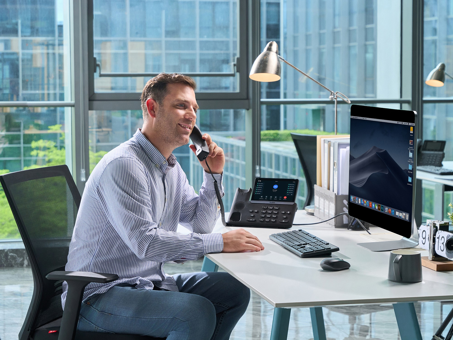 Yealink SIP-T77U, ip-телефон (7" цветной сенсорный экран, 2 порта USB, 16 аккаунтов, BLF,  PoE, GigE, без БП)