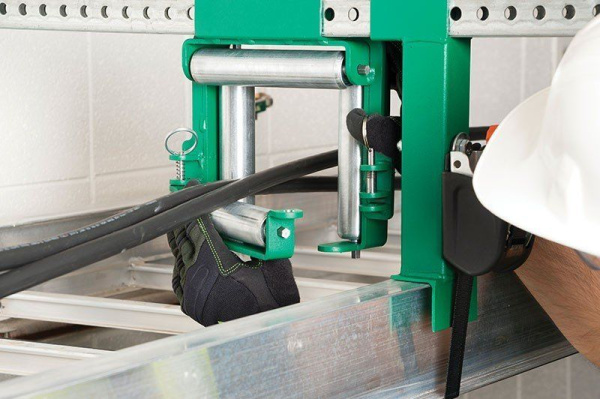 Greenlee CTR200 - направляющий кабельный ролик для лотка (101,6 мм; 90 кг) Greenlee CTR200 - направляющий кабельный ролик для лотка (101,6 мм; 90 кг)