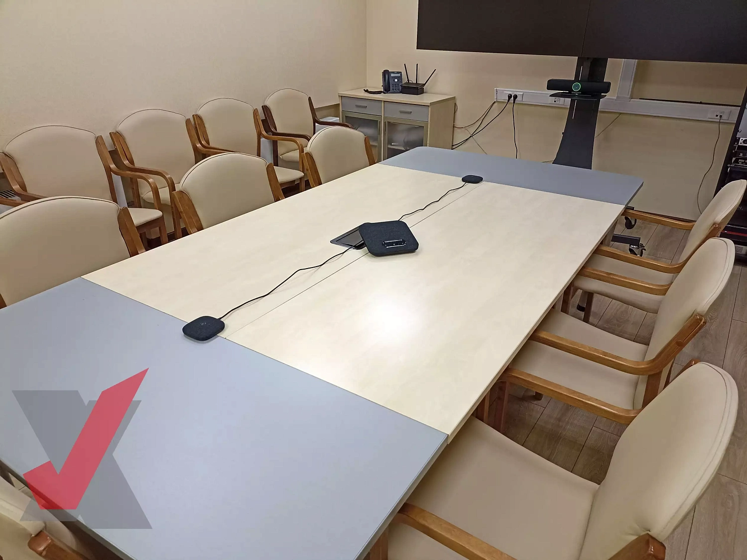 VoiceXpert VXV-310-KIT2 - комплект оборудования для средней конференц-комнаты (видеобар VXV-310-UMS + спикерфон VXA-210-UBE)