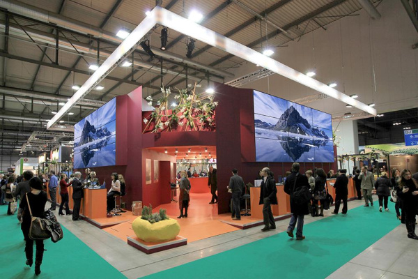 Видеостена 3х3 из панелей LG 49VL5D, 147", шов 3,5 мм; настенное выдвижное крепление (Euromet) Видеостена 3х3 из панелей LG 49VL5D, 147", шов 3,5 мм; настенное выдвижное крепление (Euromet)