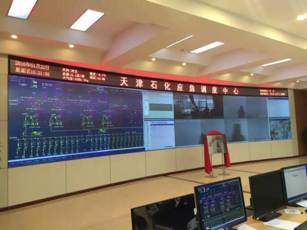 Видеокуб 60", UXGA, LED источник света, 1200 лм, 2500:1, зазор 0,2мм Видеокуб 60", UXGA, LED источник света, 1200 лм, 2500:1, зазор 0,2мм