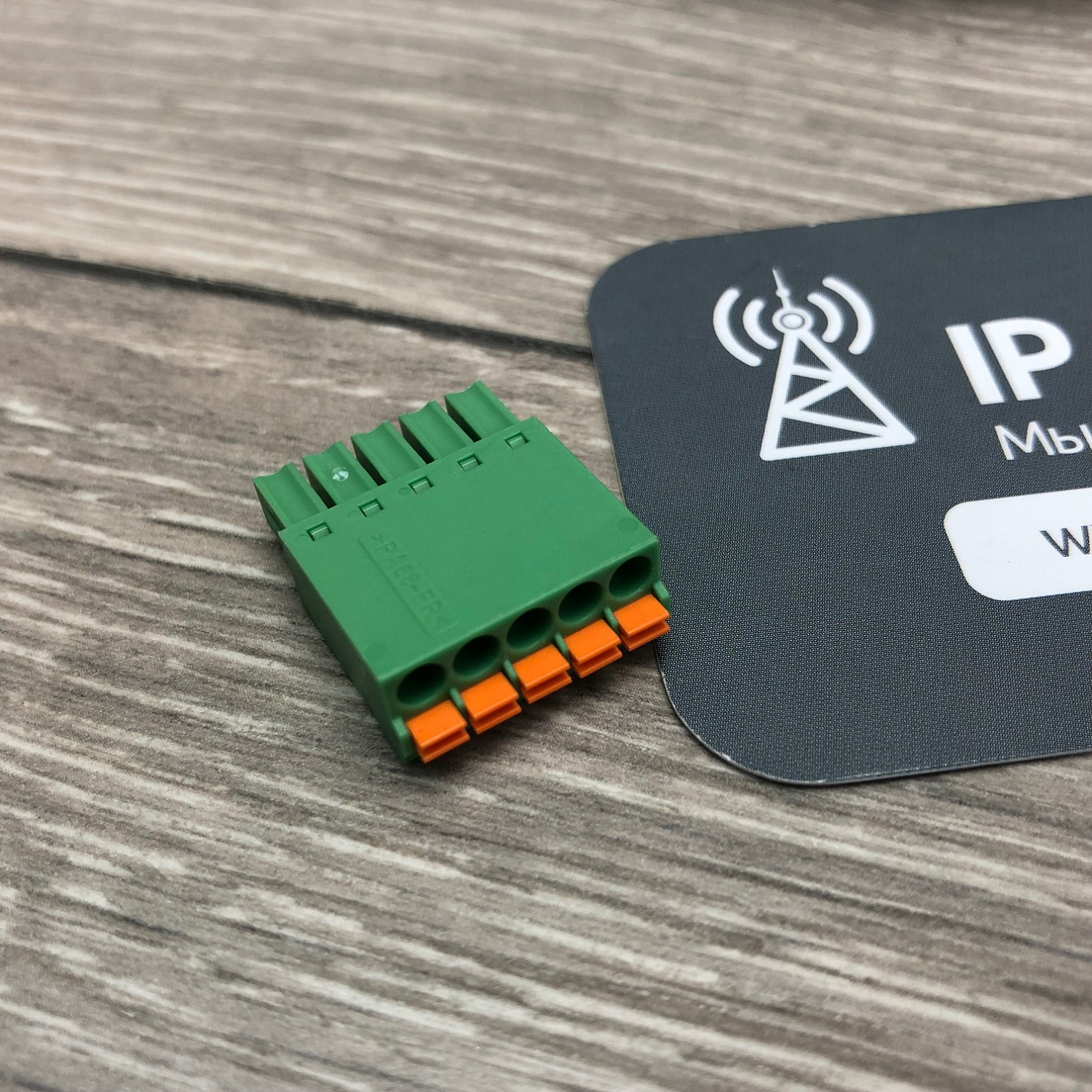 Shure Stem Hub , хаб для подключения до 12 устройств в одну систему