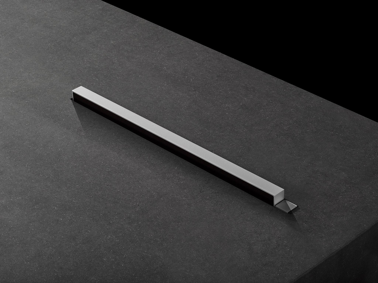 Широкоформатный (FULL HD) выдвижной моторизированный монитор 21.5'' с наклоном в 20 градусов