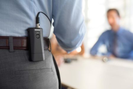 Гибридный поясной передатчик со встроенным всенаправленным микрофоном и внешним микрофонным входом для системы Microflex™ Wireless