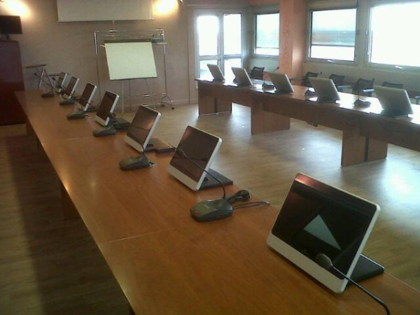 19” широкоформатный Full HD монитор с корпусом из анодированного алюминия. Складывается вручную. DVI и VGA входы 19” широкоформатный Full HD монитор с корпусом из анодированного алюминия. Складывается вручную. DVI и VGA входы