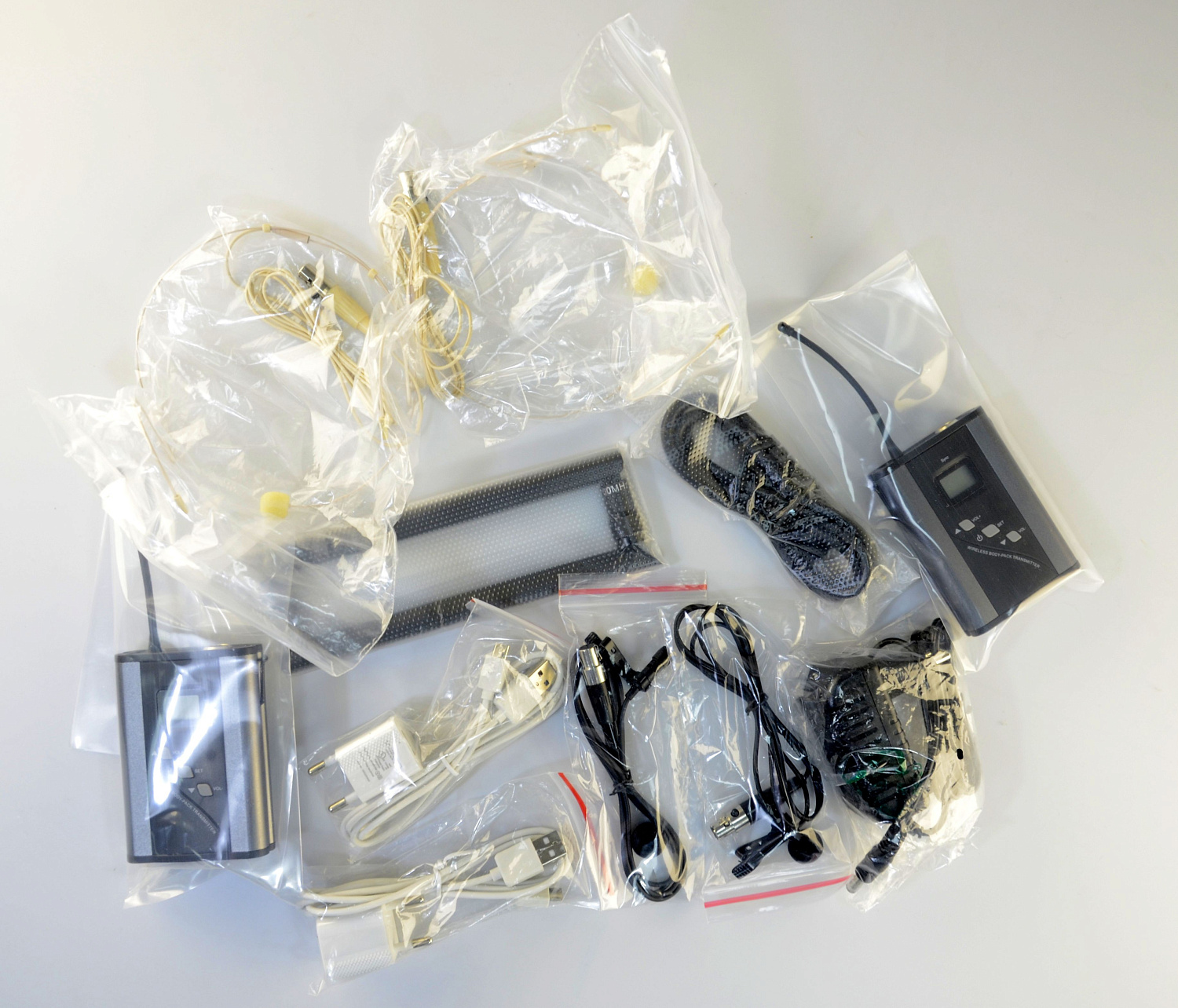 Радиомикрофоны BKR KX-D812 (два петличных) Радиомикрофоны BKR KX-D812 (два петличных)