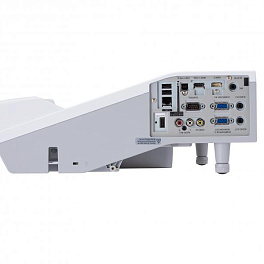 Трехчиповый интерактивный 3LCD-проектор 2700 лм, WXGA 1280 x 800, 16:10, одна лампа, 10.000:1, сверхкороткофокусный объектив. HDMI x 2, USB. Вес 4.5кг. Белого цвета